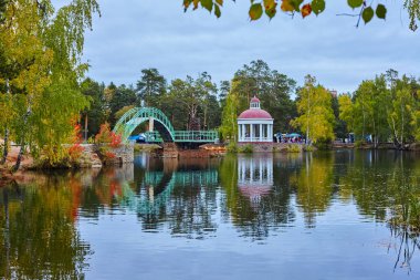 Chelyabinsk, Yu sonra Park adında. A. Gagarin. Sarı yapraklar ile sonbahar parkta gölet yakınındaki rotunda görünümünü.