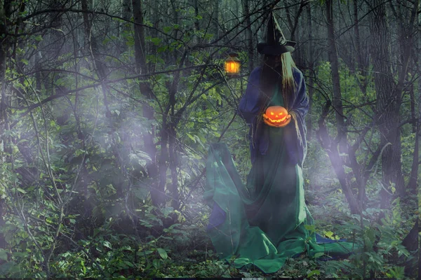 Ung Häxa Den Mörka Skogen Halloween Flicka Klädd Som Häxa — Stockfoto