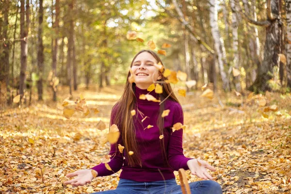 Chica Encantadora Jugando Con Hojas Otoño Retrato Adolescente Parque Otoño — Foto de Stock