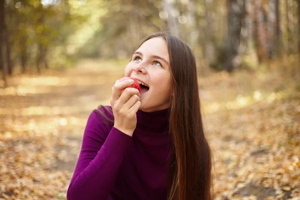 Una Chica Encantadora Con Una Manzana Roja Retrato Adolescente Parque — Foto de Stock