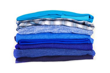 Beyaz arka plan üzerinde izole mavi kış giysileri yığını. Beyaz arka plan üzerinde sıcak rahat elbise yığını.