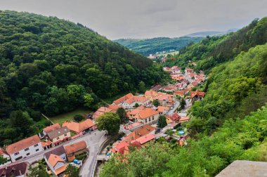 Karlstejn çek castle. Prag Kalesi'nin penceresinden görüntülemek