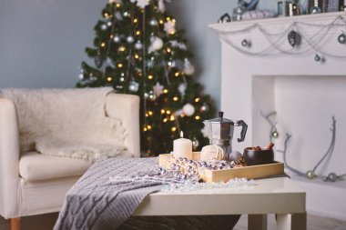 Güzel Noel iç dekorasyonu ile. Akşam Noel ağacı, ışıklar ve kahve ile rahat.