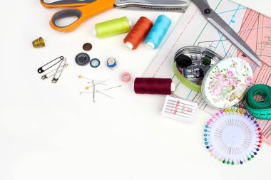 İğne işi için nesneleri kümesi. Beyaz arka plan üzerinde dikiş için öğeleri bileşimi