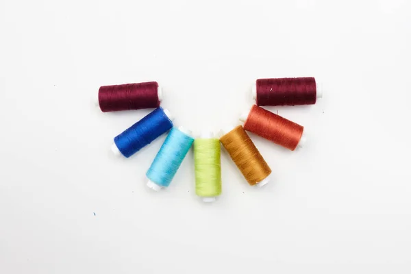 Цветные Нитки Изолированы Белом Фоне Нить Швейной Машины — стоковое фото