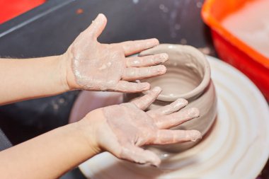 kil çömlek atölyesinde potter's direksiyona modelleme