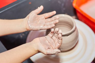kil çömlek atölyesinde potter's direksiyona modelleme