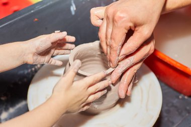 kil çömlek atölyesinde potter's direksiyona modelleme