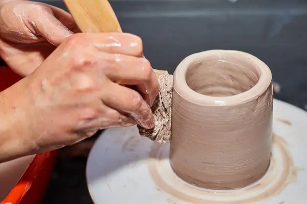 Modelado de arcilla en la rueda de un alfarero en el taller de cerámica — Foto de Stock