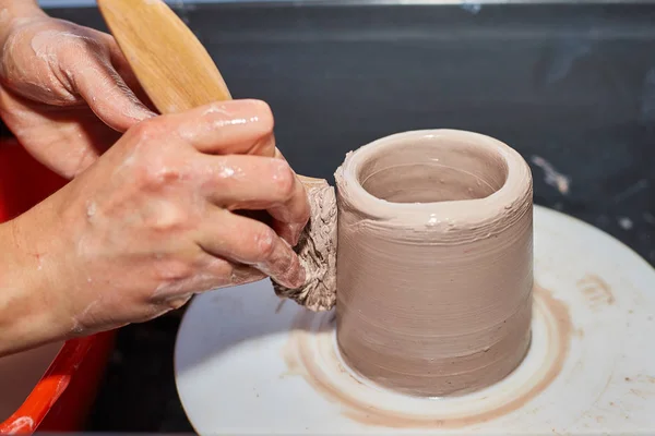 Modelado de arcilla en la rueda de un alfarero en el taller de cerámica — Foto de Stock