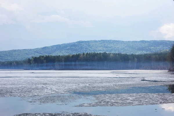 Gunung Danau Turgoyak musim semi di Ural . — Stok Foto