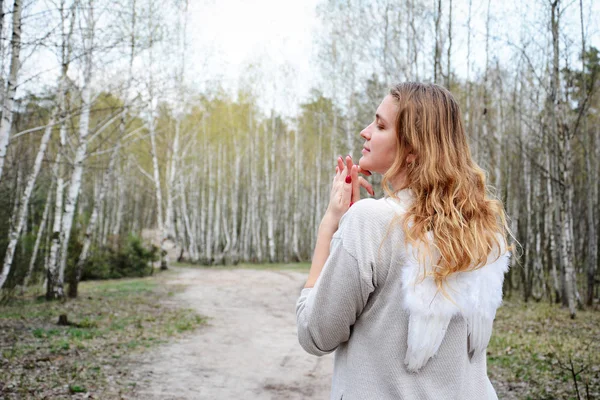 Het Voorjaar Forest Een Engel Meisje Met Witte Vleugels Bidden — Stockfoto