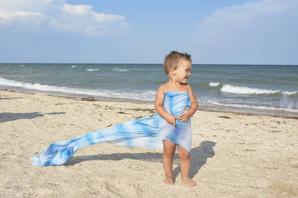 Latem Plaży Brzegu Istnieje Małe Śmieszne Happy Krótki Włosy Dziewczyna — Zdjęcie stockowe