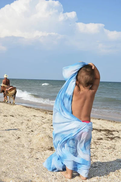 Été Sur Plage Sur Rivage Est Une Petite Fille Drôle — Photo