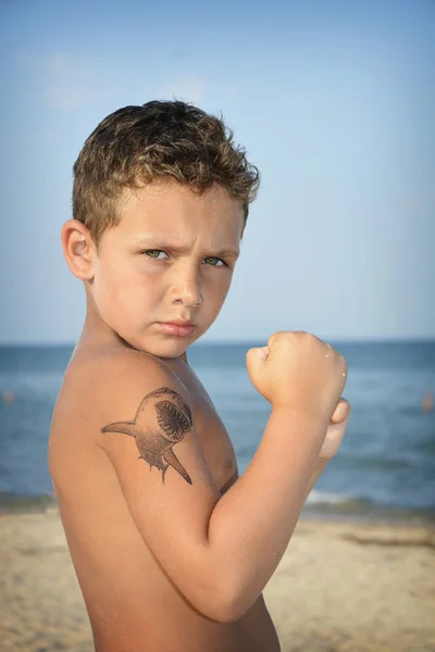 Zomer Zee Toont Een Kleine Jongen Zijn Spieren Zijn Hand Stockfoto