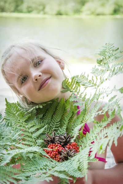 Estate Vicino Fiume Una Bambina Tiene Mano Mazzo Felci — Foto Stock