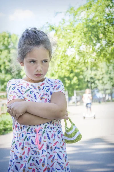 Verão Parque Uma Menina Irritada Ofendida Vestida Com Vestido — Fotografia de Stock