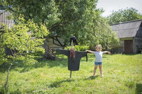 Zomer Streek Tuin Buurt Van Bogey Een Grappig Meisje Stockfoto