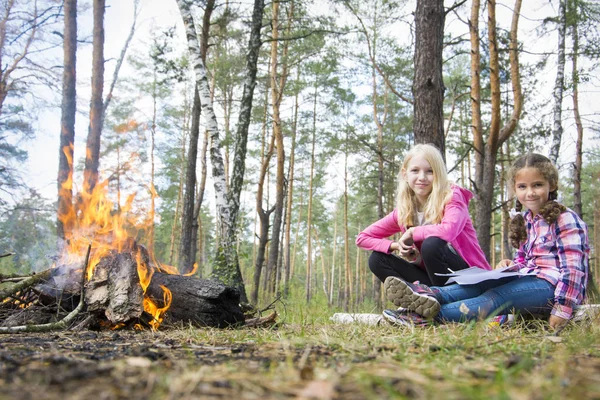 Summer Afternoon Fire Two Happy Little Girl Friends Sitting — Stock Photo, Image