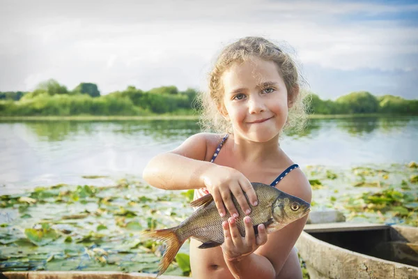 Zomer Van Zonnige Dag Een Gelukkig Meisje Rivier Gevangen Een — Stockfoto