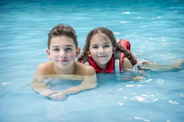 Parque Aquático Menino Com Uma Menina Jazem Piscina — Fotografia de Stock