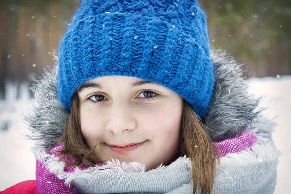 Winter Een Mooi Meisje Bosbeheer Sneeuwt Close — Stockfoto