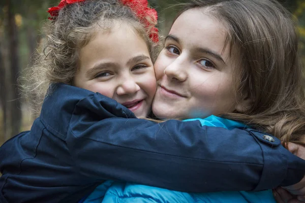 Herfst Bos Knuffel Twee Lachen Vriendinnen Zijn Blij Close — Stockfoto