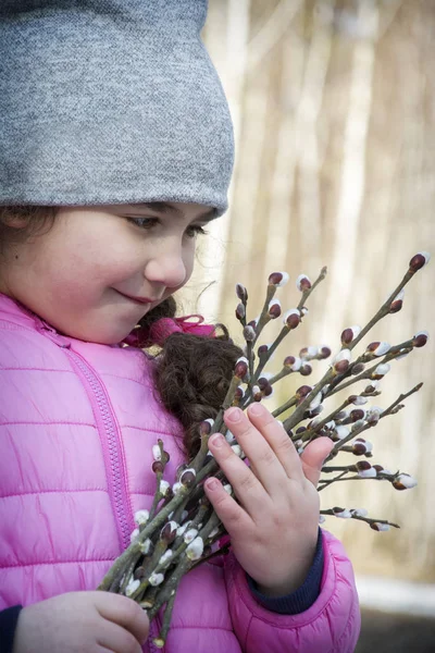 Im Frühling steht im Wald ein kleines Mädchen mit einem Strauß — Stockfoto