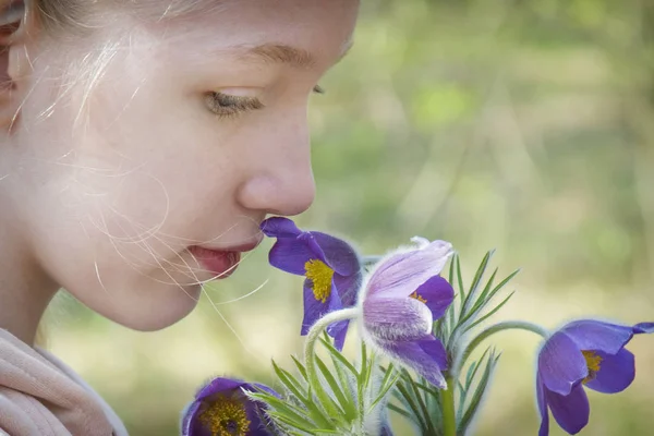 Summer Beautiful Girl Sniffs Purple Flower Dreaming Grass — Stock Photo, Image