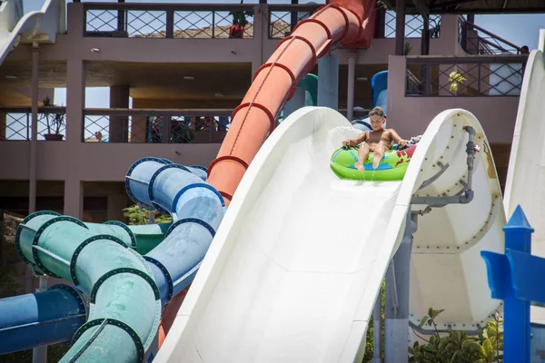 En el verano, en un día soleado brillante, en un parque acuático en un infl —  Fotos de Stock