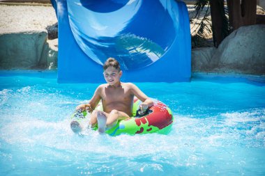 Yazın, parlak güneşli bir günde, bir infl bir su parkında
