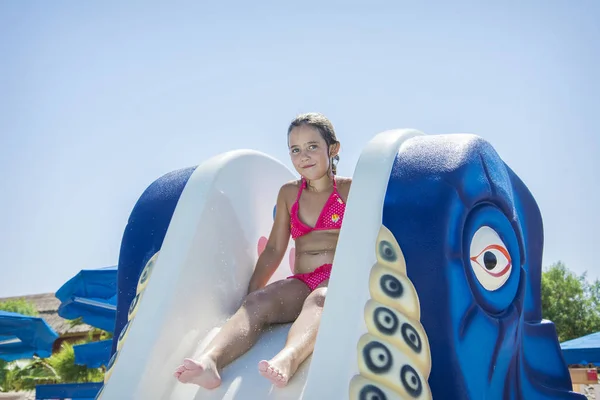In the summer, on a bright sunny day at the water park, the girl — Stock Photo, Image