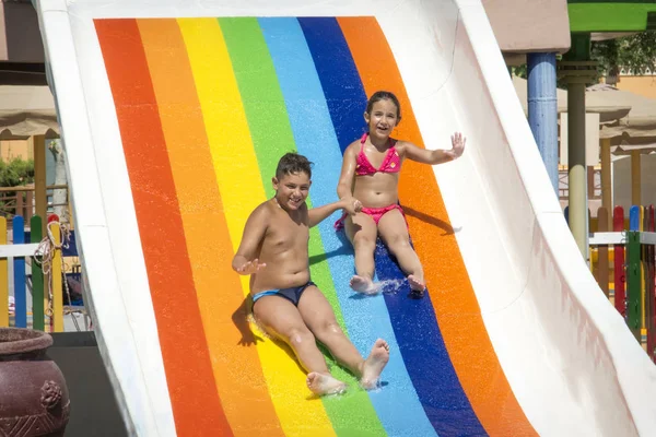 Verão brilhante ensolarado no parque aquático irmão e irmã com sl — Fotografia de Stock