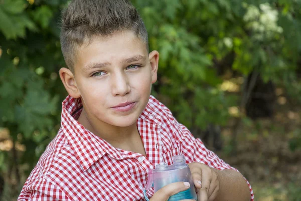 Sommer Trinkt Der Junge Wald Wasser Aus Einer Flasche Trägt — Stockfoto