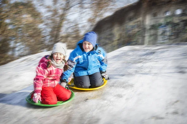 Im Winter, im Wald an einem sonnigen Tag, Bruder und Schwester — Stockfoto