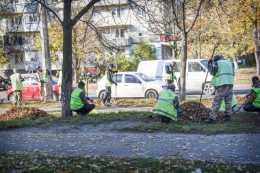 Ukrayna, Kiev, Kurchatov Caddesi. 10 / 17 / 2019. Temizlikçiler!