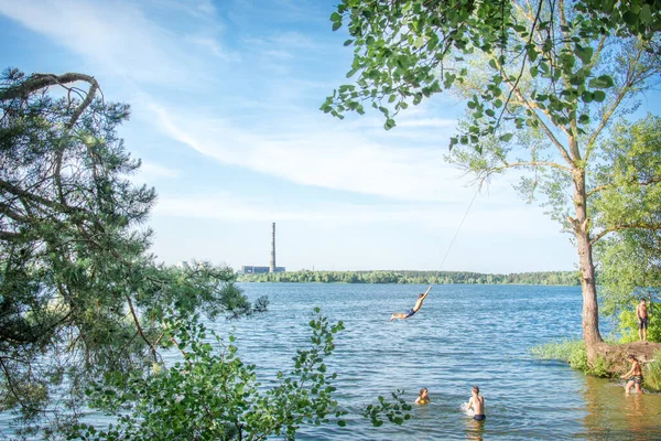 Verão Praia Dia Ensolarado Brilhante Lago Crianças Montam Bungee — Fotografia de Stock