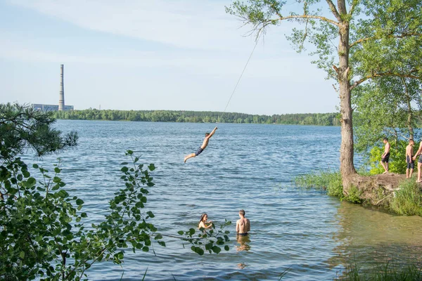 Verão Praia Dia Ensolarado Brilhante Lago Crianças Montam Bungee — Fotografia de Stock