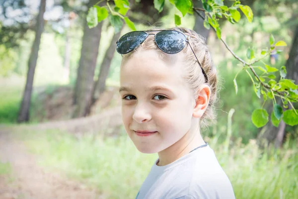 Sommaren Solig Dag Står Liten Flicka Glasögon Stig Skogen Närbild — Stockfoto