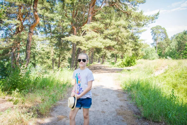 Sommaren Solig Dag Står Liten Flicka Glasögon Stig Skogen Närbild — Stockfoto