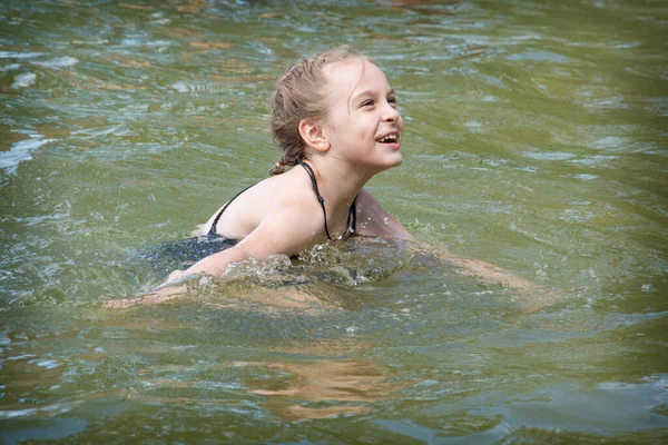 Verão Dia Ensolarado Brilhante Uma Menina Maiô Banha Lago — Fotografia de Stock