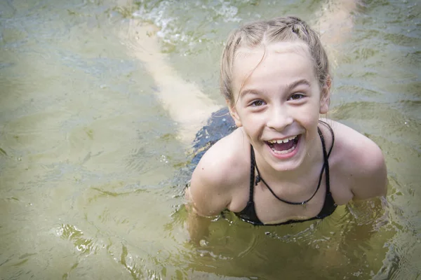 Verão Dia Ensolarado Brilhante Uma Menina Maiô Banha Lago — Fotografia de Stock