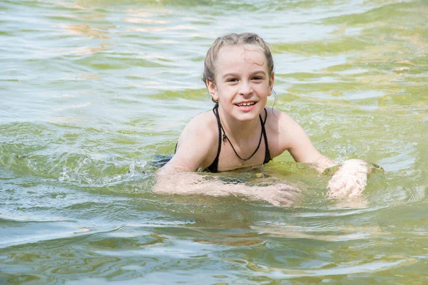 Verano Día Soleado Brillante Una Chica Traje Baño Baña Lago —  Fotos de Stock