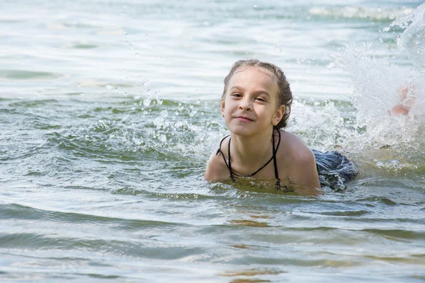 Zomer Een Zonnige Dag Baadt Een Meisje Een Badpak Het — Stockfoto