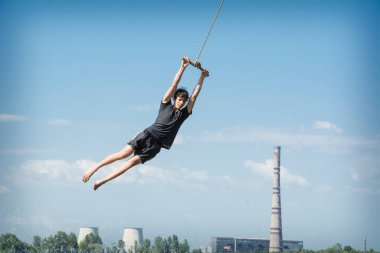 Yazın, kumsalda güneşli bir günde, gölde, çocuklar bungee 'ye biniyor..