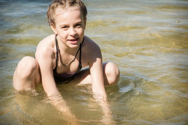 Létě Jasného Slunečného Dne Dívka Plavkách Koupe Jezeře — Stock fotografie