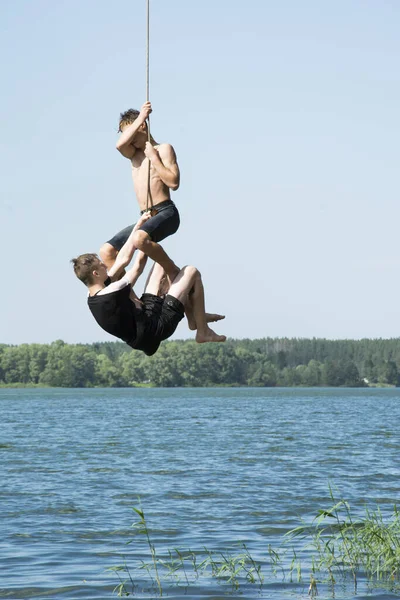 Létě Pláži Jasného Slunečného Dne Jezeře Děti Jezdí Bungee — Stock fotografie