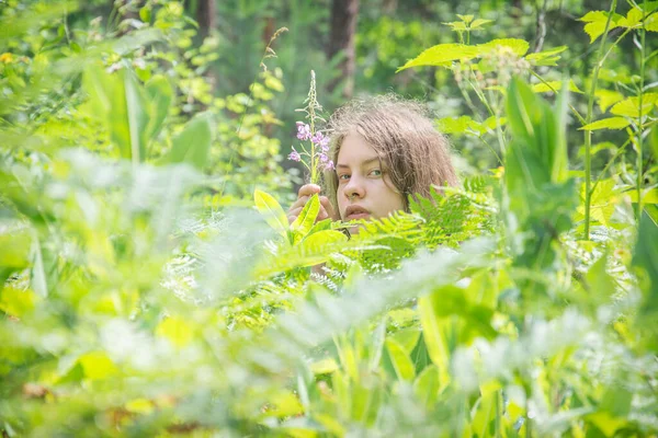 Sommaren Sitter Flicka Ormbunke Skog Solig Dag Och Håller Blomma — Stockfoto