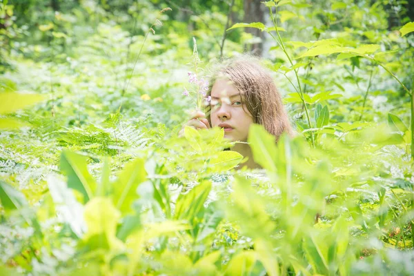 Latem Dziewczyna Paproci Siedzi Lesie Słoneczny Dzień Trzyma Kwiat Rękach — Zdjęcie stockowe
