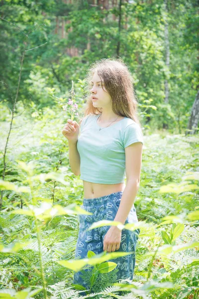 Létě Dívka Kapradí Sedí Lese Jasného Slunečného Dne Drží Květinu — Stock fotografie